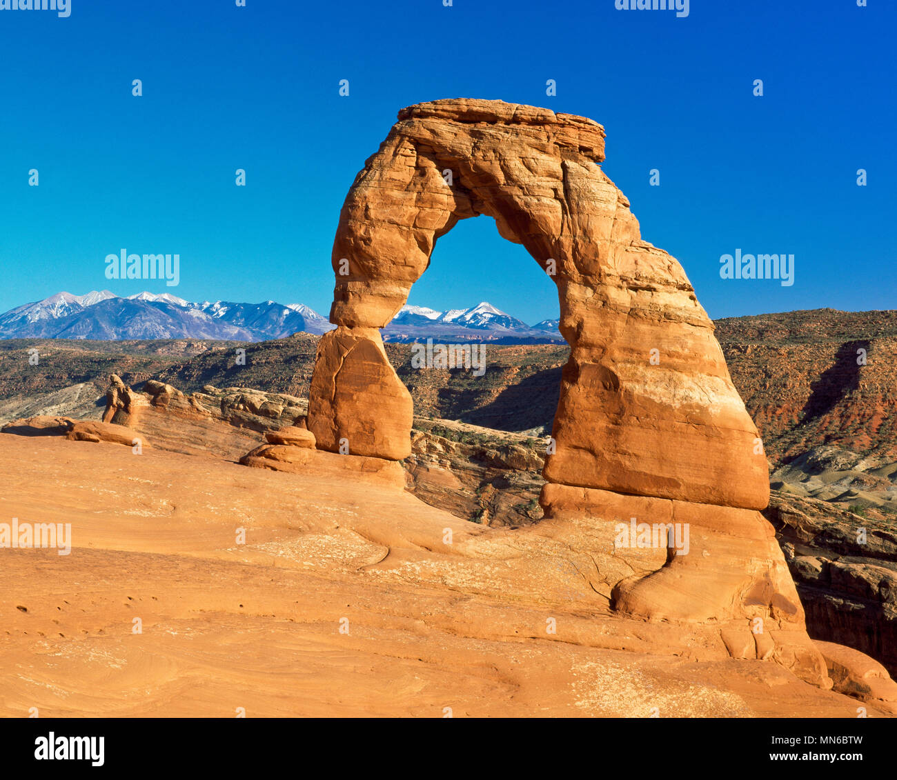 Delicate Arch dans Arches national park et la sal dans les montagnes près de Moab, Utah à distance Banque D'Images