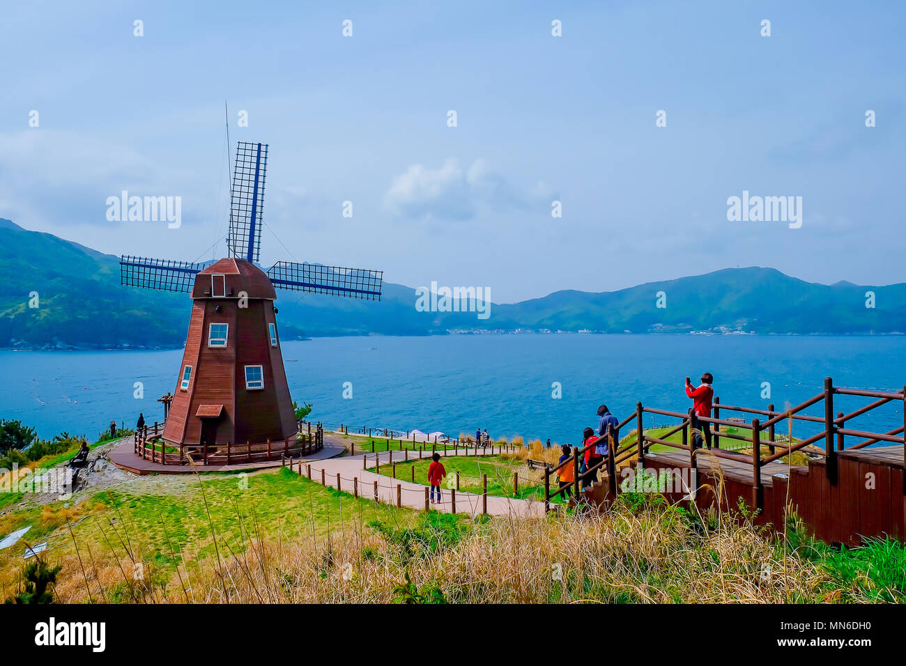 Windy Hill localiser dans l'île de Geoje, la Corée du Sud. Haut lieu de l'île de Geoje. Vue aérienne du drone. Banque D'Images