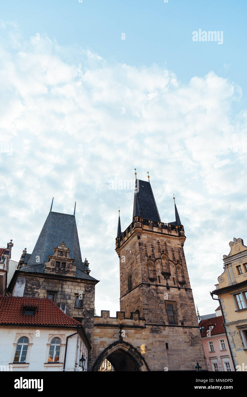 Tour du pont de la vieille ville de Prague contre sky Banque D'Images