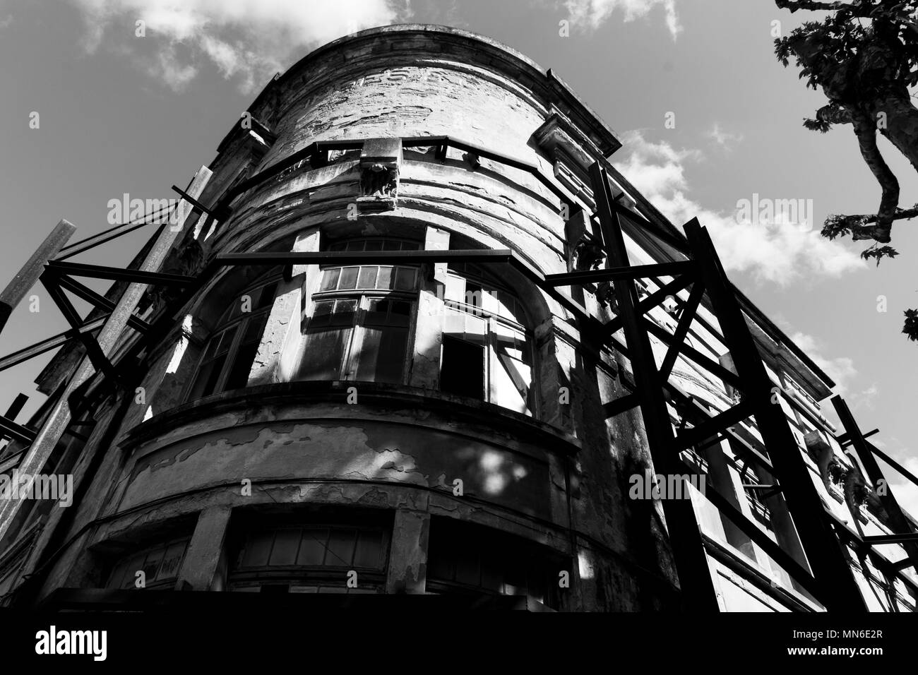 Ancien bâtiment en ruine avec l'échafaudage fer ancienne usine textile à Lisbonne Banque D'Images