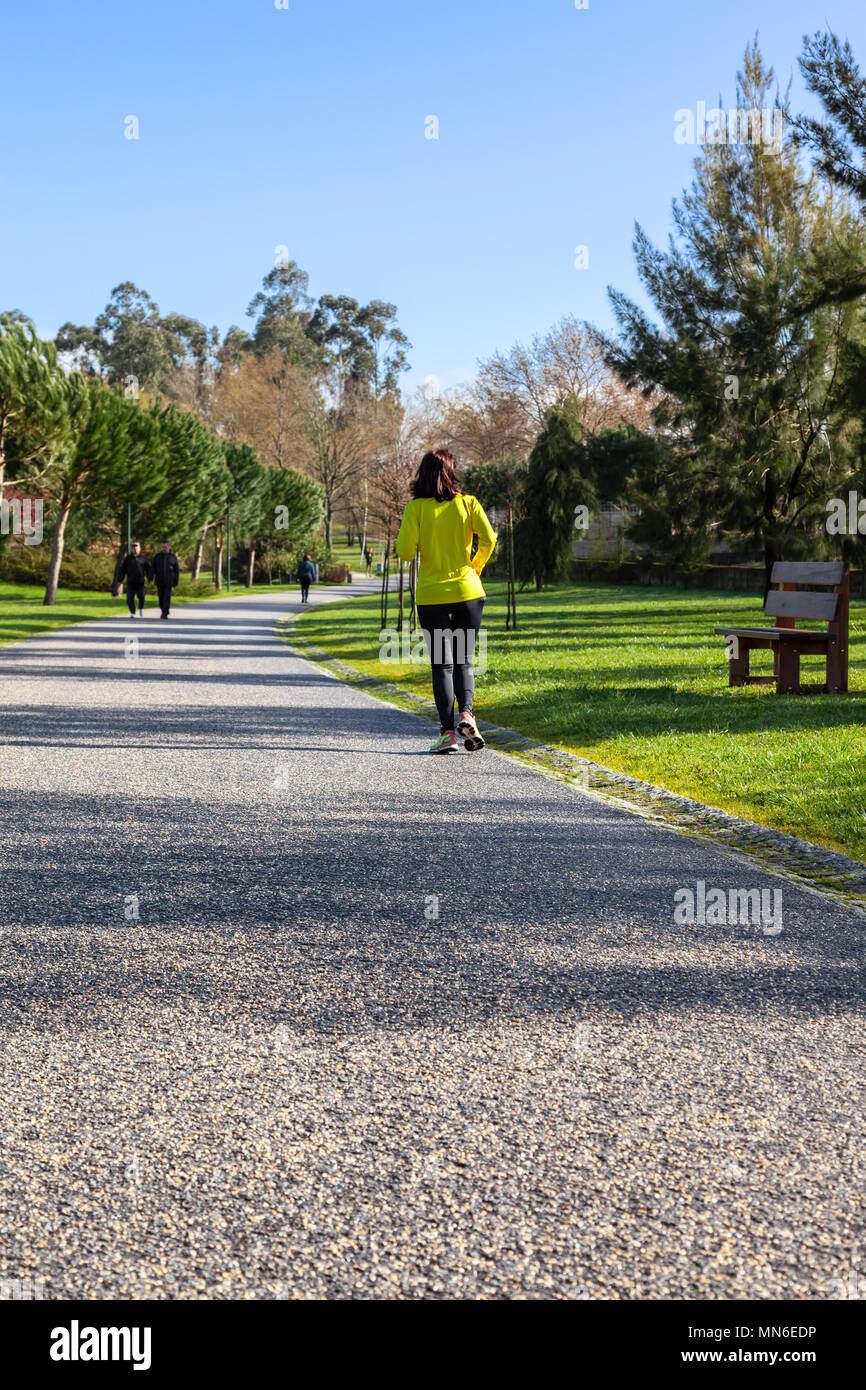 Vila Nova de Famalicão, Portugal. Femme mature dans la course ou le jogging Parque da Devesa parc urbain. Construit à proximité du centre de la ville. Banque D'Images