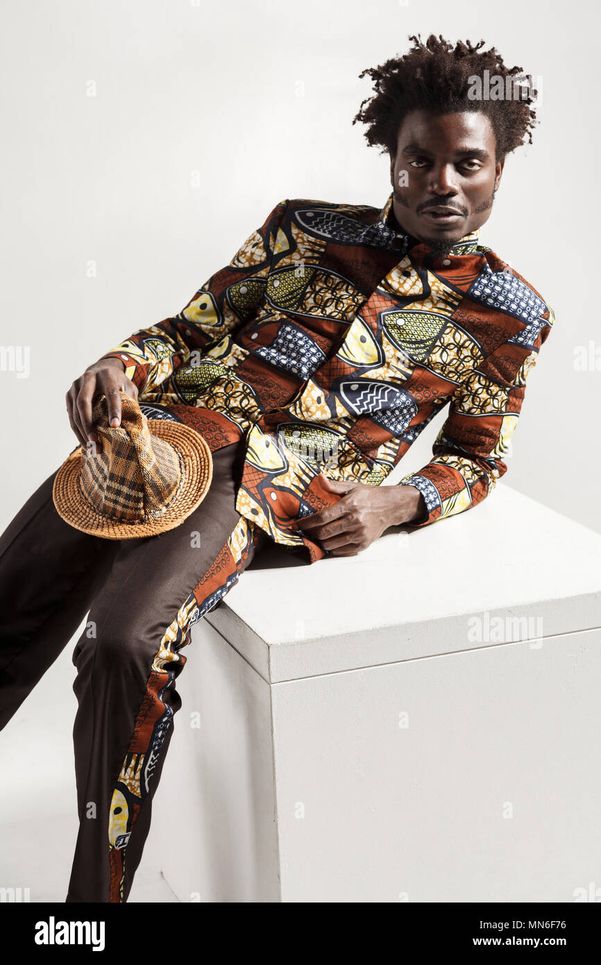 Photo gros plan de la mode modèle africam en vêtements traditionnels. Piscine, isolé sur fond gris Banque D'Images