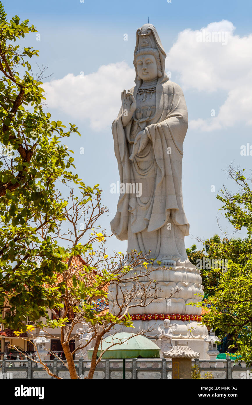 Statue de Guanyin (déesse chinoise de la miséricorde) au temple bouddhiste de style Chinois Kuang Im chapelle près de la rivière Kwai, Kanchanaburi, Thaïlande. Vertical image. Banque D'Images