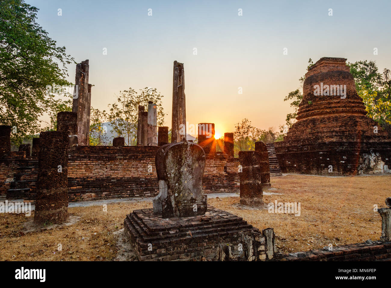 Les environs du parc historique de Sukhothai, Thaïlande, au lever du soleil Banque D'Images