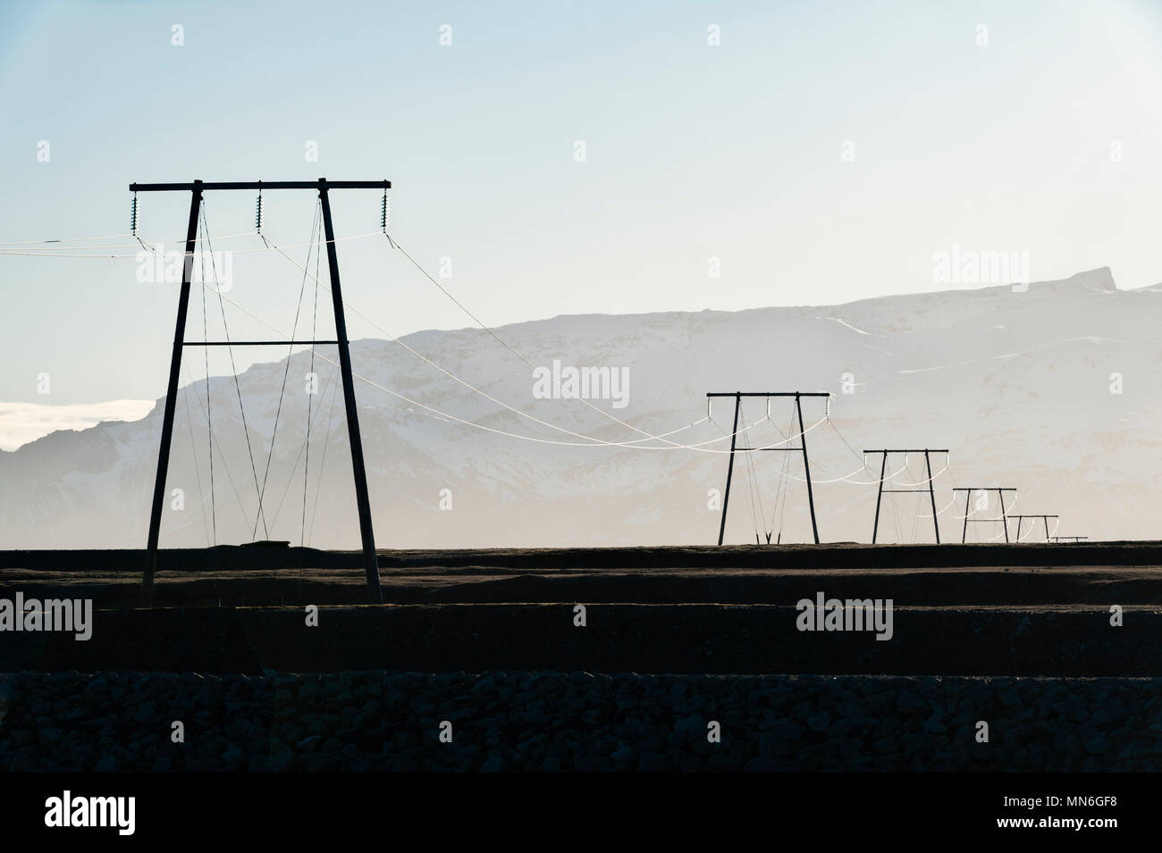 Le sud de l'Islande. Pylônes électriques près de la côte. Tous les équipements électriques de la transmission et de la distribution est géré par la société Landsnet Banque D'Images