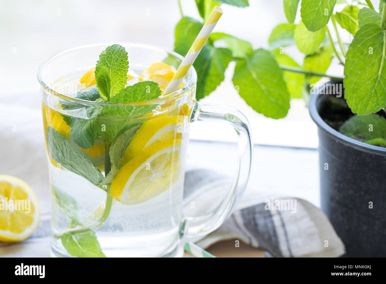 La vitamine l'eau infusée avec du citron et menthe Banque D'Images