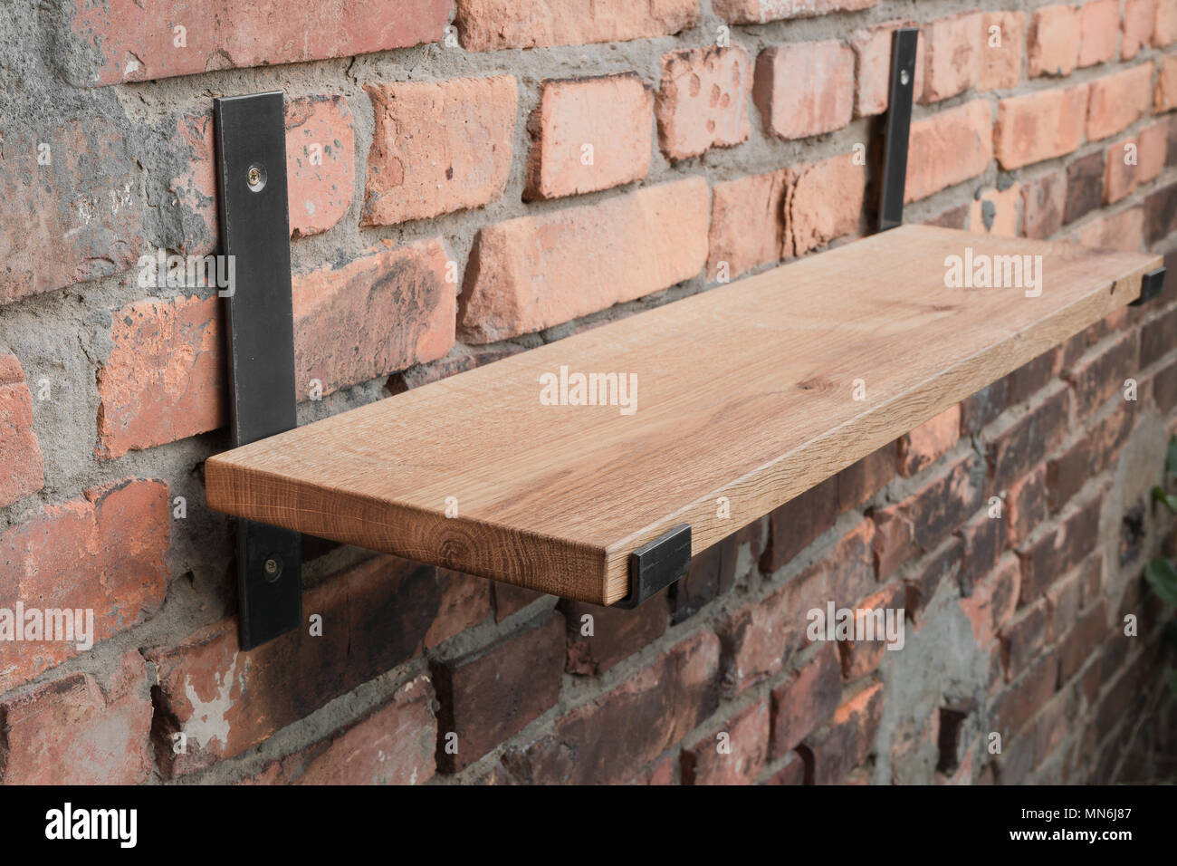 Étagère en bois et métal accroché sur un mur de brique dans le style loft  Photo Stock - Alamy