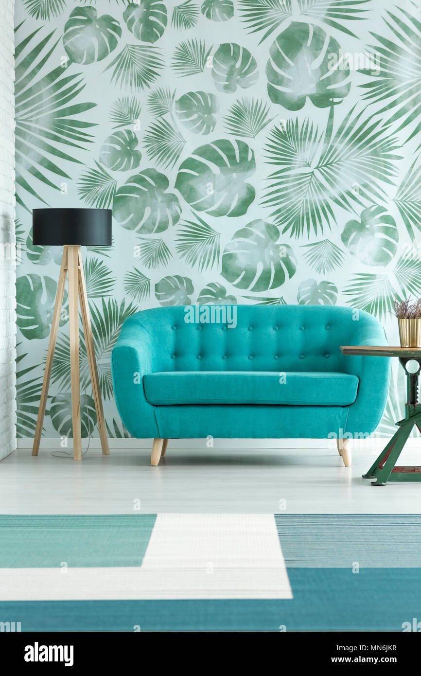 À côté de la turquoise canapé dans salon floral vert à motifs papier peint  et moquette bleue Photo Stock - Alamy