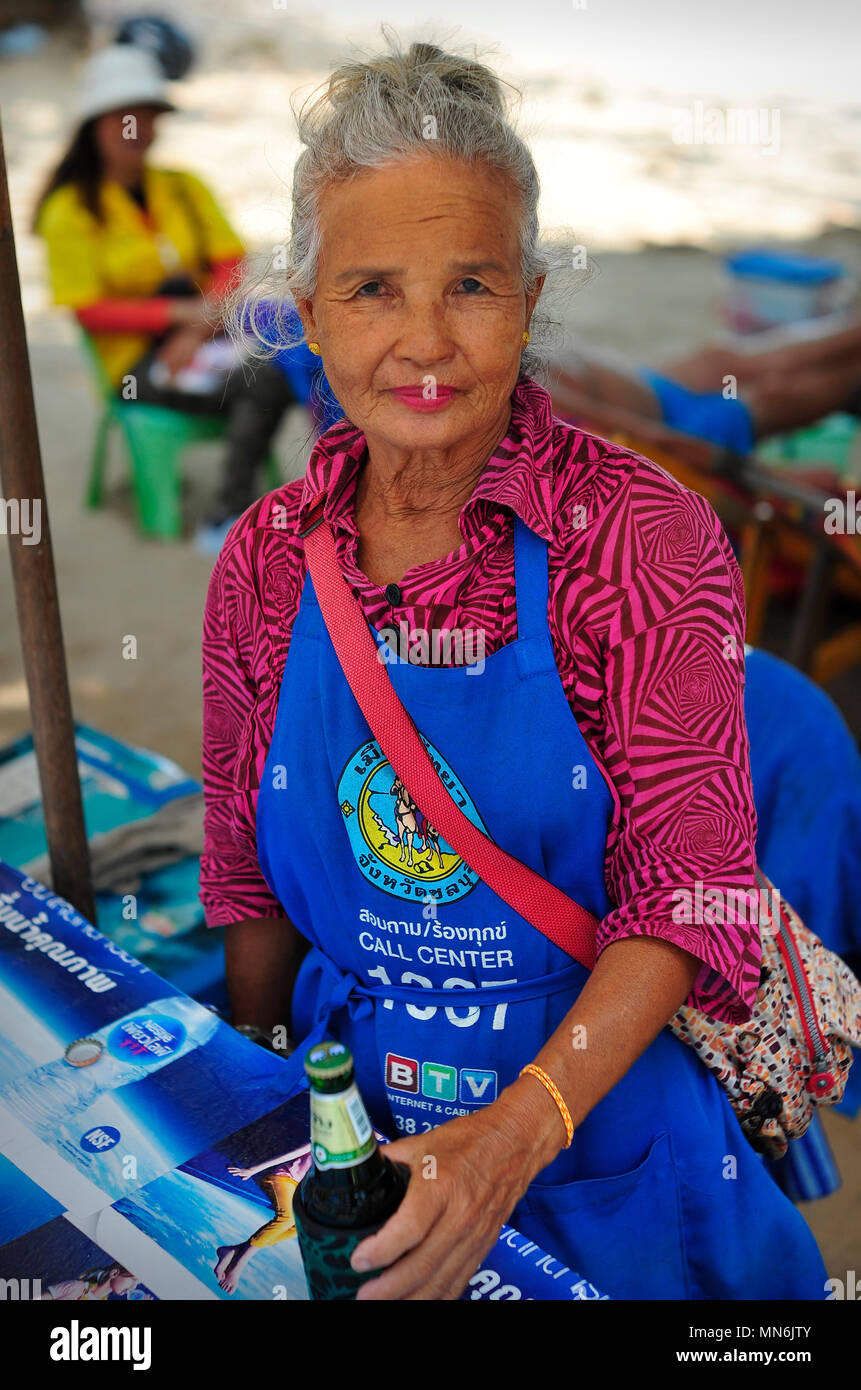 Thai dame la gestion de l'unité de fournir des chaises longues de plage, de l'alimentation et des boissons. Pattaya Thaïlande Banque D'Images