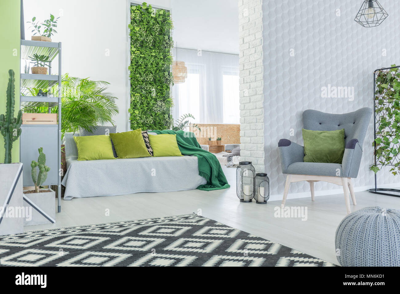 Appartement moderne avec 3d papier peint, canapé, fauteuil et pouf Banque D'Images