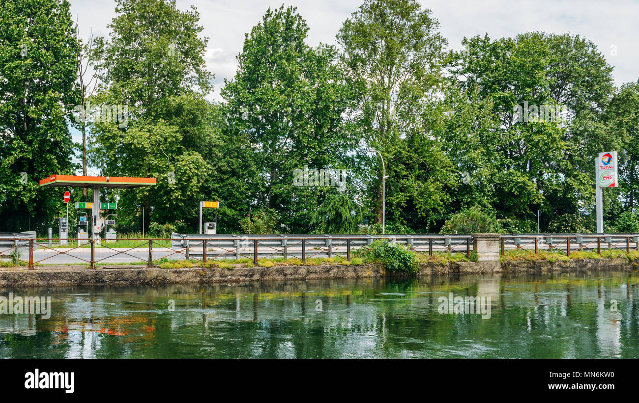 Station essence TOTAL 30,2016 octobre en Allemagne.Total est une société pétrolière multinationale française et l'une des compagnies pétrolières Supermajor dans le monde Banque D'Images