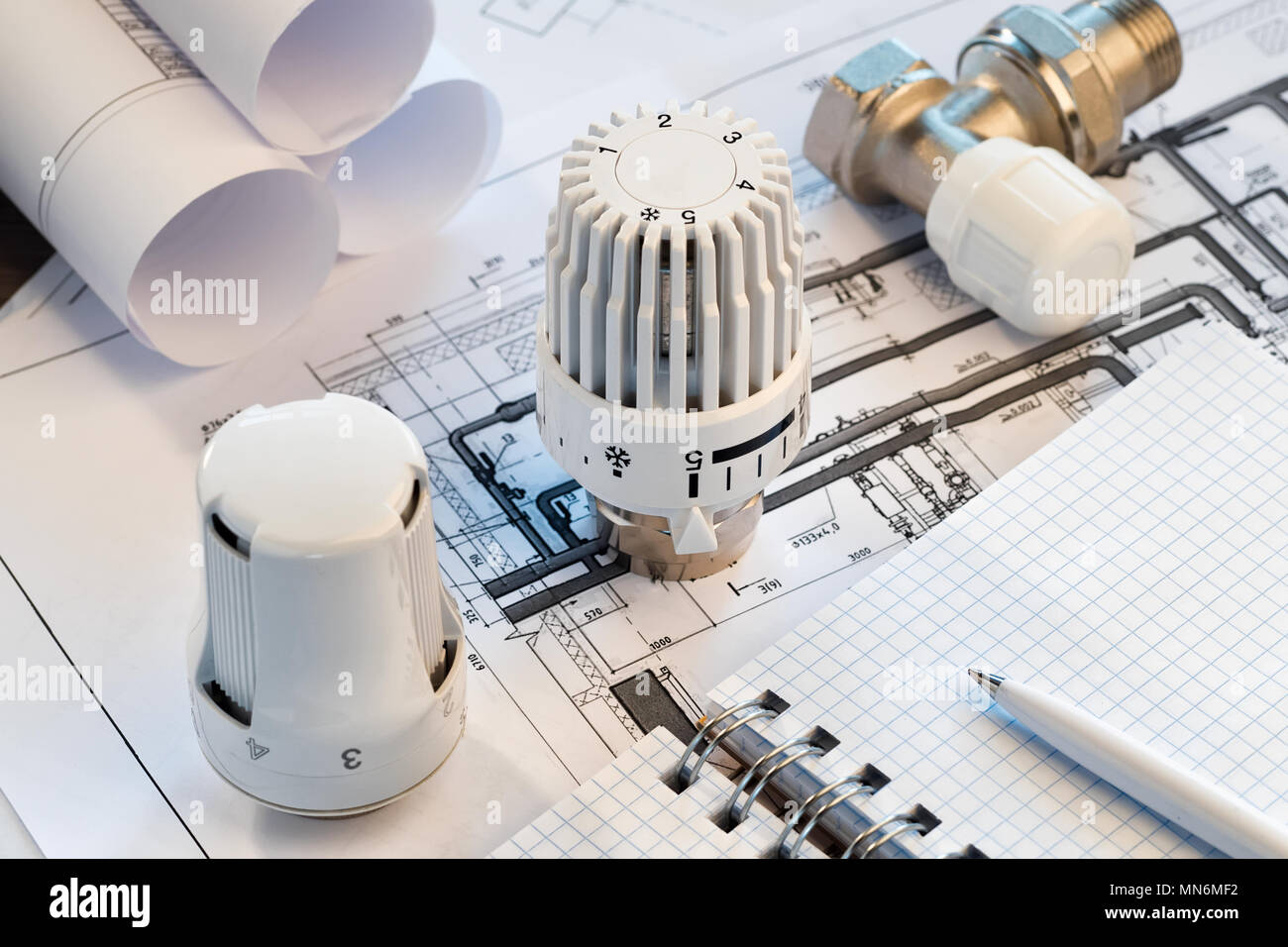 Vanne de tête thermostatique pour radiateur Radiateur pour chauffage bloc-notes entrées Projet chaufferie de chaleur d'une maison bâtiment Alimentation Concept d'économies d'énergie et de co Banque D'Images