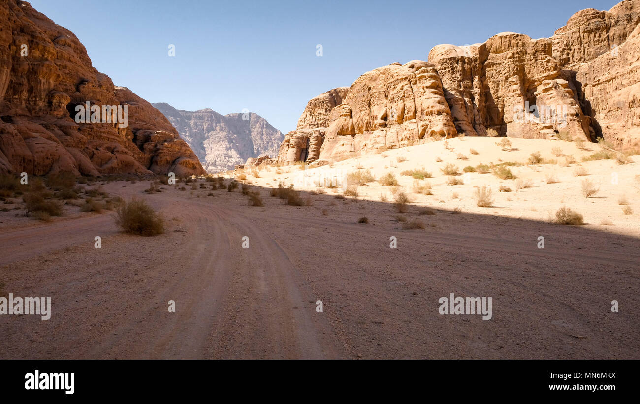 Le wadi Rum est un désert spectaculaire vallée pittoresque de couper dans le grès et le granit rock et a conduit à sa désignation comme Patrimoine Mondial de l'UNESCO Cette zone sud est un jordanien à distance et en grande partie vue inhospitalières à la vie sédentaire. Les seuls habitants permanents sont plusieurs milliers de nomades bédouins et les villageois. Banque D'Images
