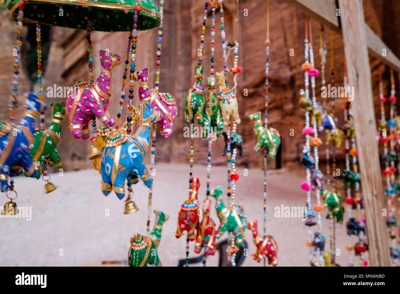 La représentation colorée de chameaux sur le mobile dans une boutique de souvenirs dans l'ancienne ville nabatéenne Banque D'Images