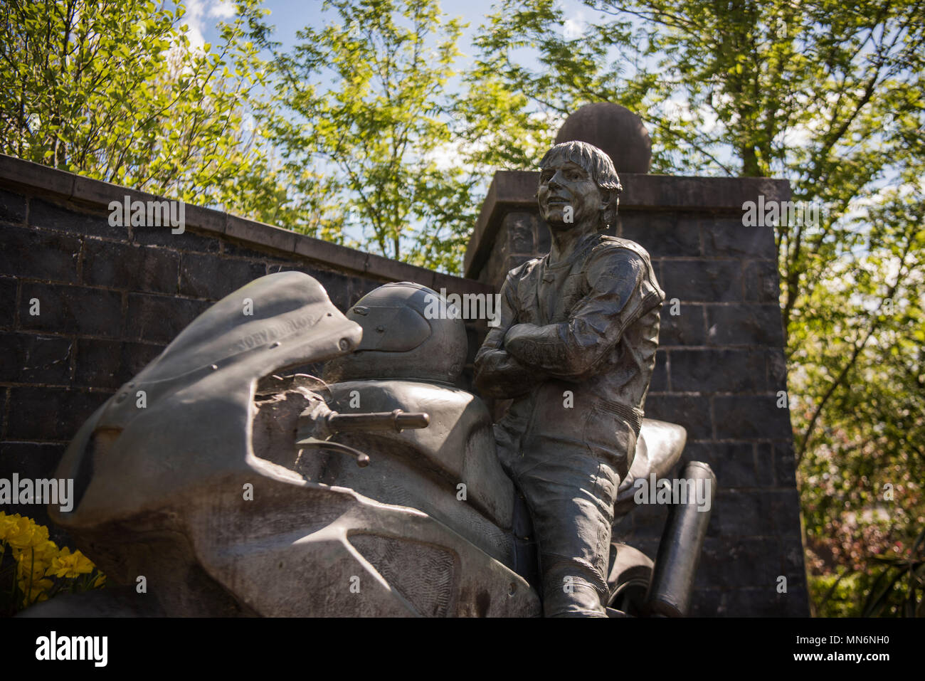 Statue en bronze de Joey Dunlop assis sur sa moto, à la Joey Dunlop Memorial Garden, Ballymoney, Irlande du Nord Banque D'Images