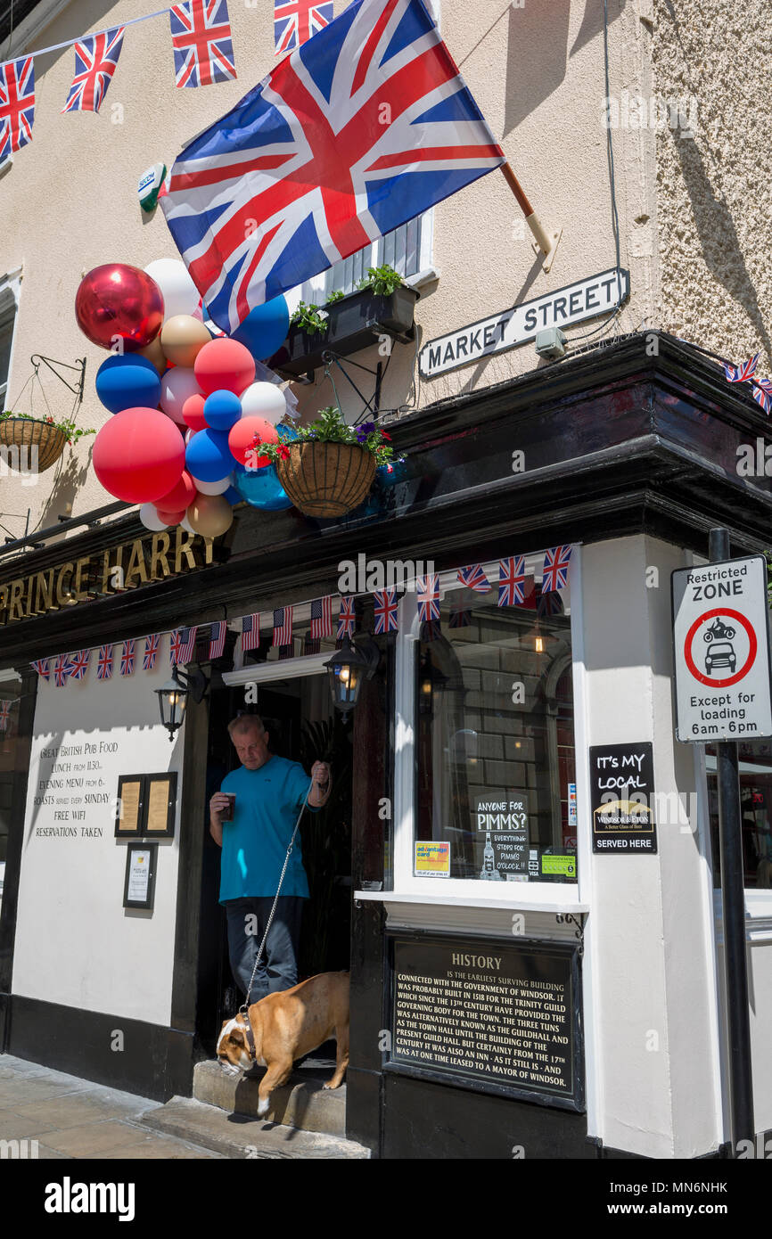 Drapeaux et ballons à l'extérieur du prince Harry pub dans la vieille ville de Windsor comme il se prépare pour le mariage royal entre le Prince Harry et sa fiancée américaine Meghan Markle, le 14 mai 2018, à Londres, en Angleterre. Banque D'Images