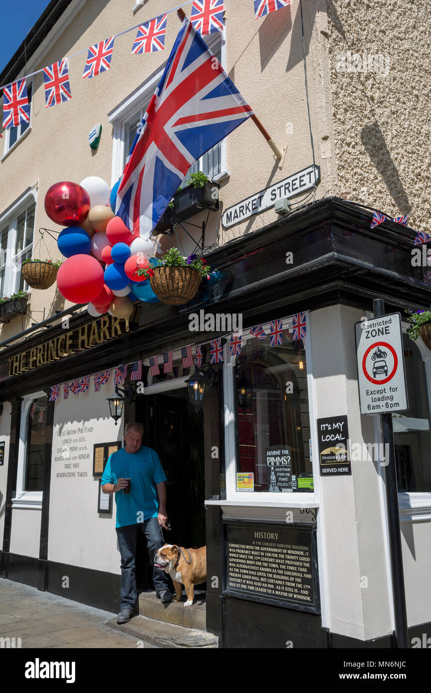 Drapeaux et ballons à l'extérieur du prince Harry pub dans la vieille ville de Windsor comme il se prépare pour le mariage royal entre le Prince Harry et sa fiancée américaine Meghan Markle, le 14 mai 2018, à Londres, en Angleterre. Banque D'Images