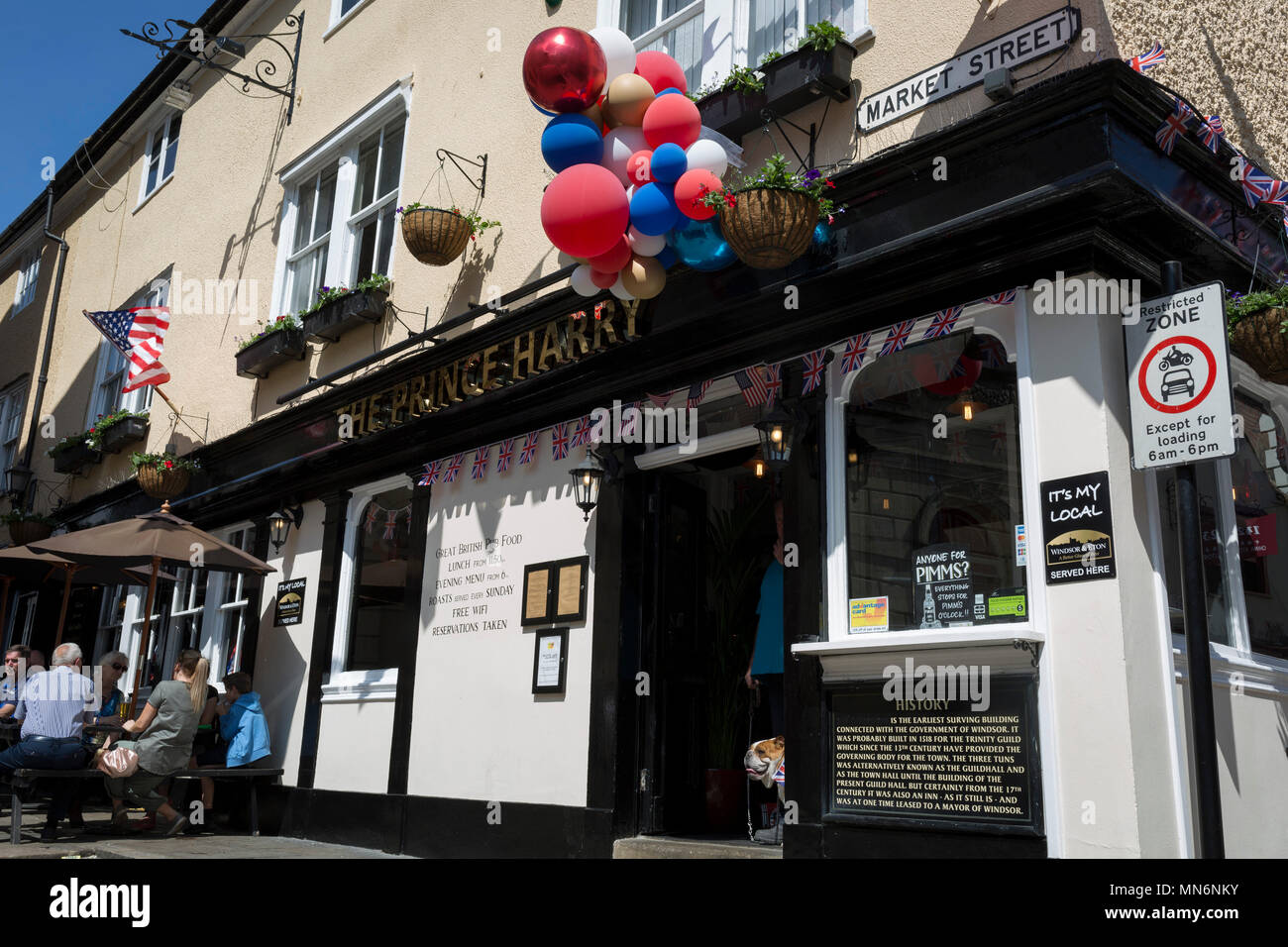 Un British Bulldog appelé Stanley avec des drapeaux et des ballons à l'extérieur du prince Harry pub dans la vieille ville de Windsor comme il se prépare pour le mariage royal entre le Prince Harry et sa fiancée américaine Meghan Markle, le 14 mai 2018, à Londres, en Angleterre. Banque D'Images