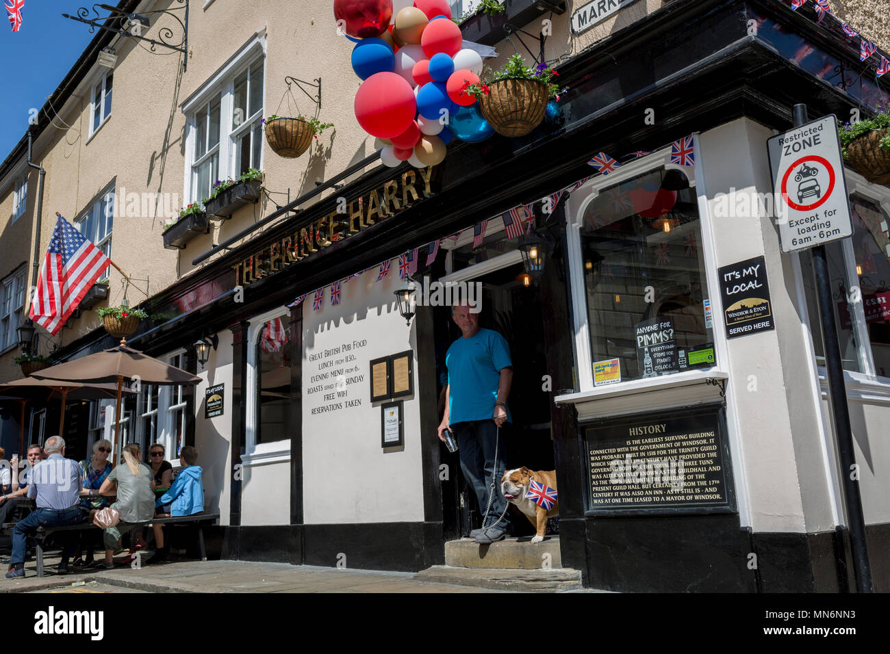 Un British Bulldog appelé Stanley avec des drapeaux et des ballons à l'extérieur du prince Harry pub dans la vieille ville de Windsor comme il se prépare pour le mariage royal entre le Prince Harry et sa fiancée américaine Meghan Markle, le 14 mai 2018, à Londres, en Angleterre. Banque D'Images