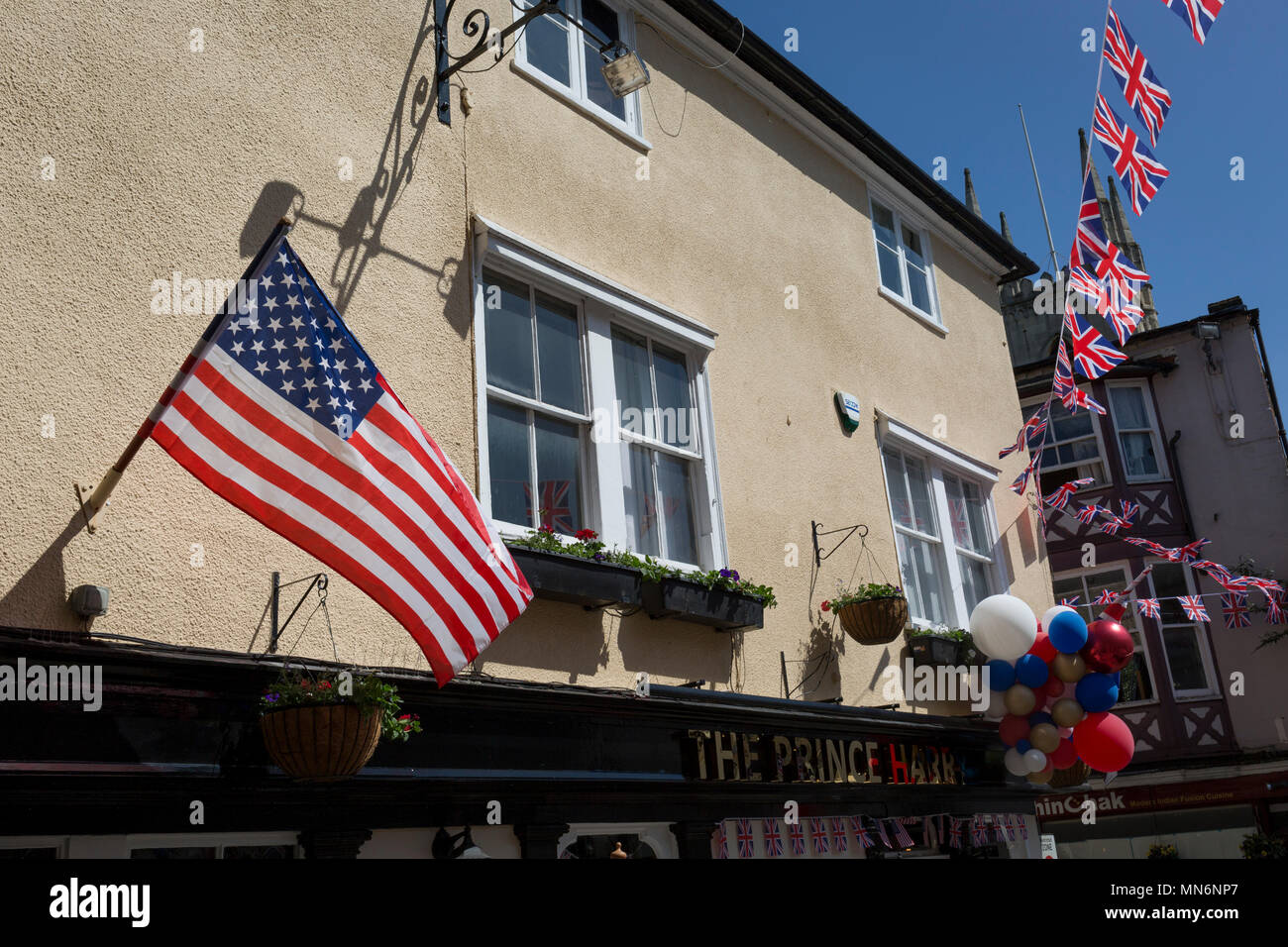 Drapeaux américains et britanniques et des ballons à l'extérieur du prince Harry pub dans la vieille ville de Windsor comme il se prépare pour le mariage royal entre le Prince Harry et sa fiancée américaine Meghan Markle, le 14 mai 2018, à Londres, en Angleterre. Banque D'Images