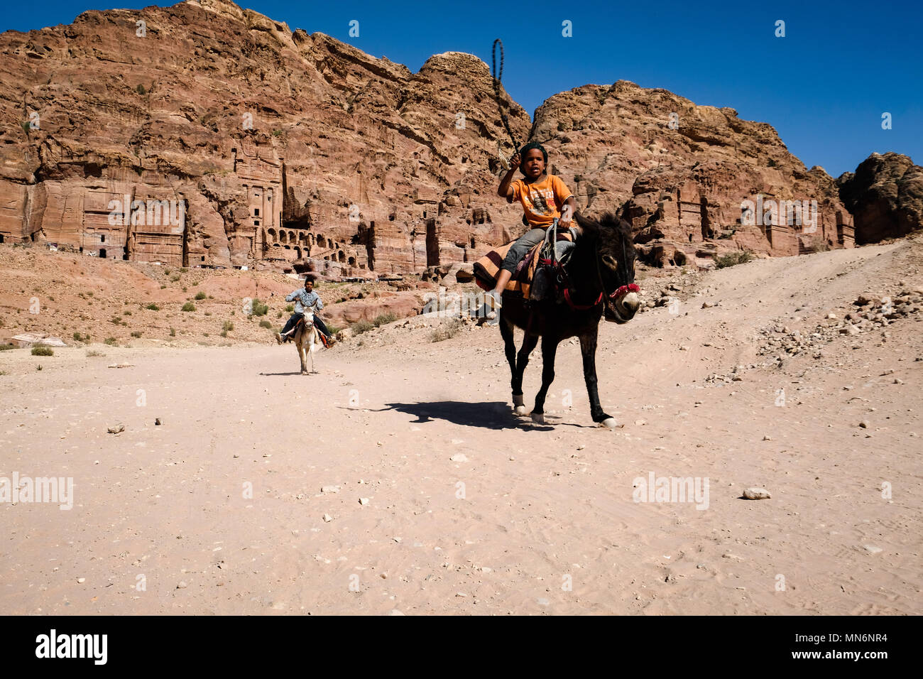 Monter un chameau bédouin à Petra Site du patrimoine mondial de l'au transport d'un bout à l'autre avec Ryoal sur fond de tombes Banque D'Images