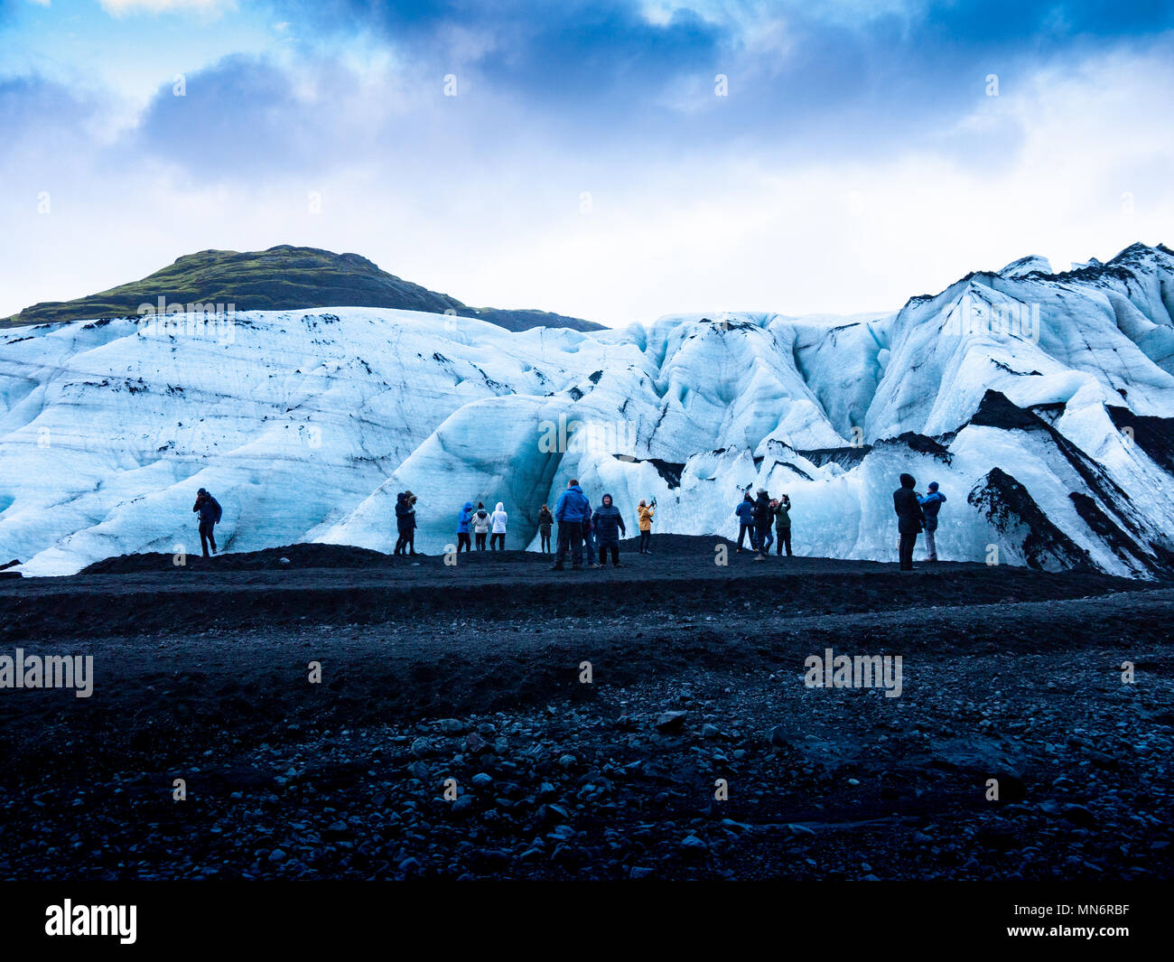 Les gens au glacier Sólheimajökull, près de Vik, le sud de l'Islande Photo  Stock - Alamy