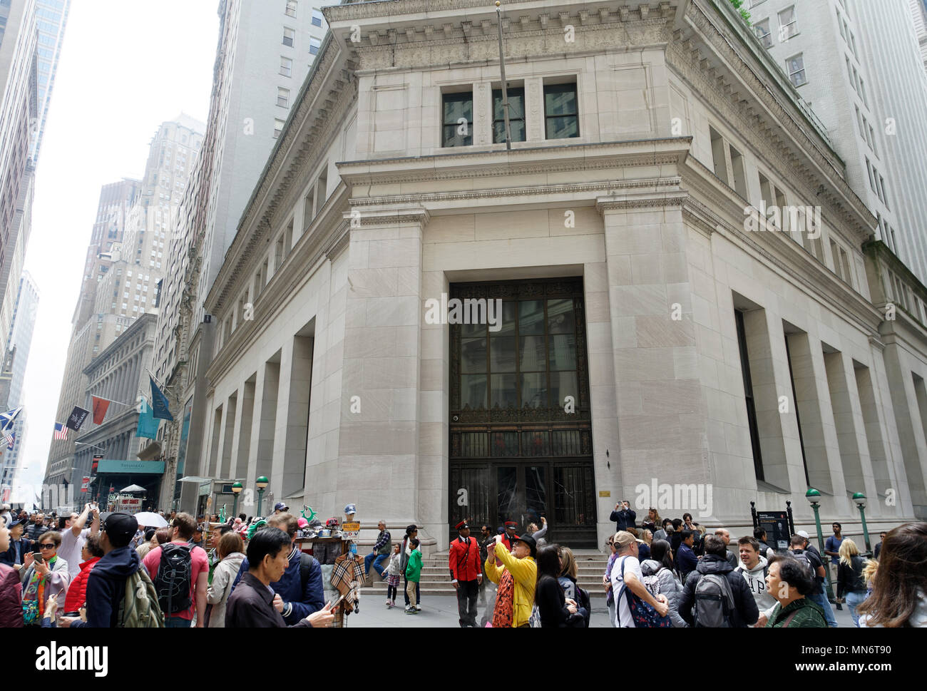 L'immeuble à 23 Wall St. érigée en 1913 par J. P. Morgan comme siège de sa banque, est à l'angle de mur et de larges rues à Manhattan. Banque D'Images L'immeuble à 23 Wall St. érigée en 1913 par J. P. Morgan comme siège de sa banque, est à l'angle de mur et de larges rues à Manhattan. Banque D'Images
