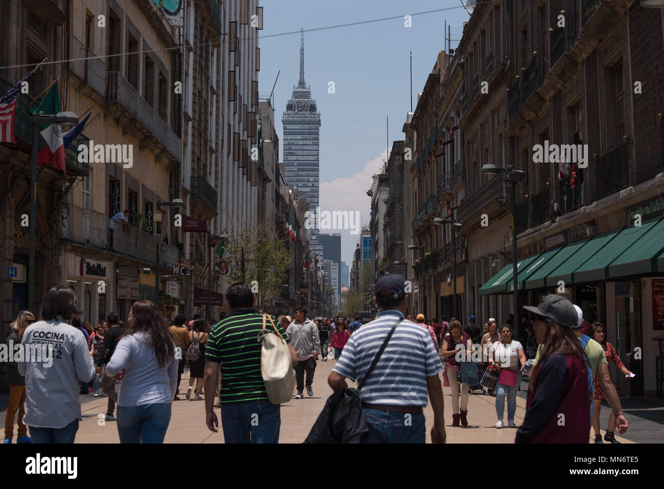 Les gens marchent à Madero street dans la ville de Mexico's historic city centre Banque D'Images