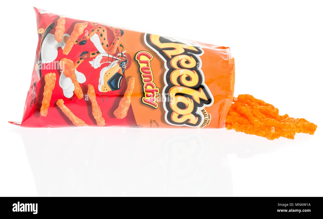 Winneconne, WI - 28 Avril 2018 : un sac de Cheetos craquant sur un fond isolé. Banque D'Images