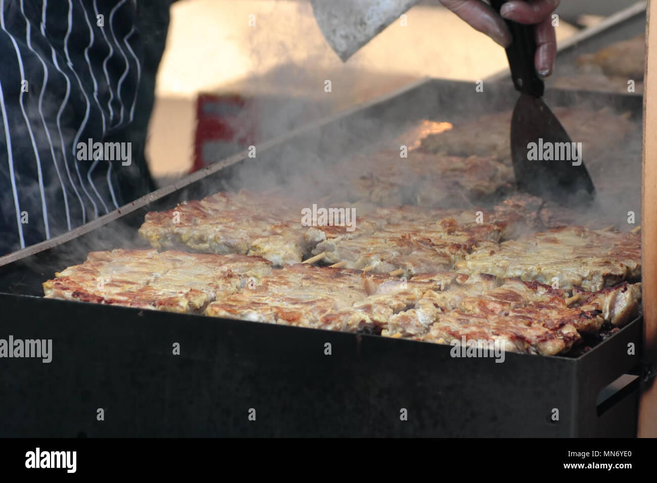 Brochette de viande est cuite sur une plaque de barbecue Banque D'Images