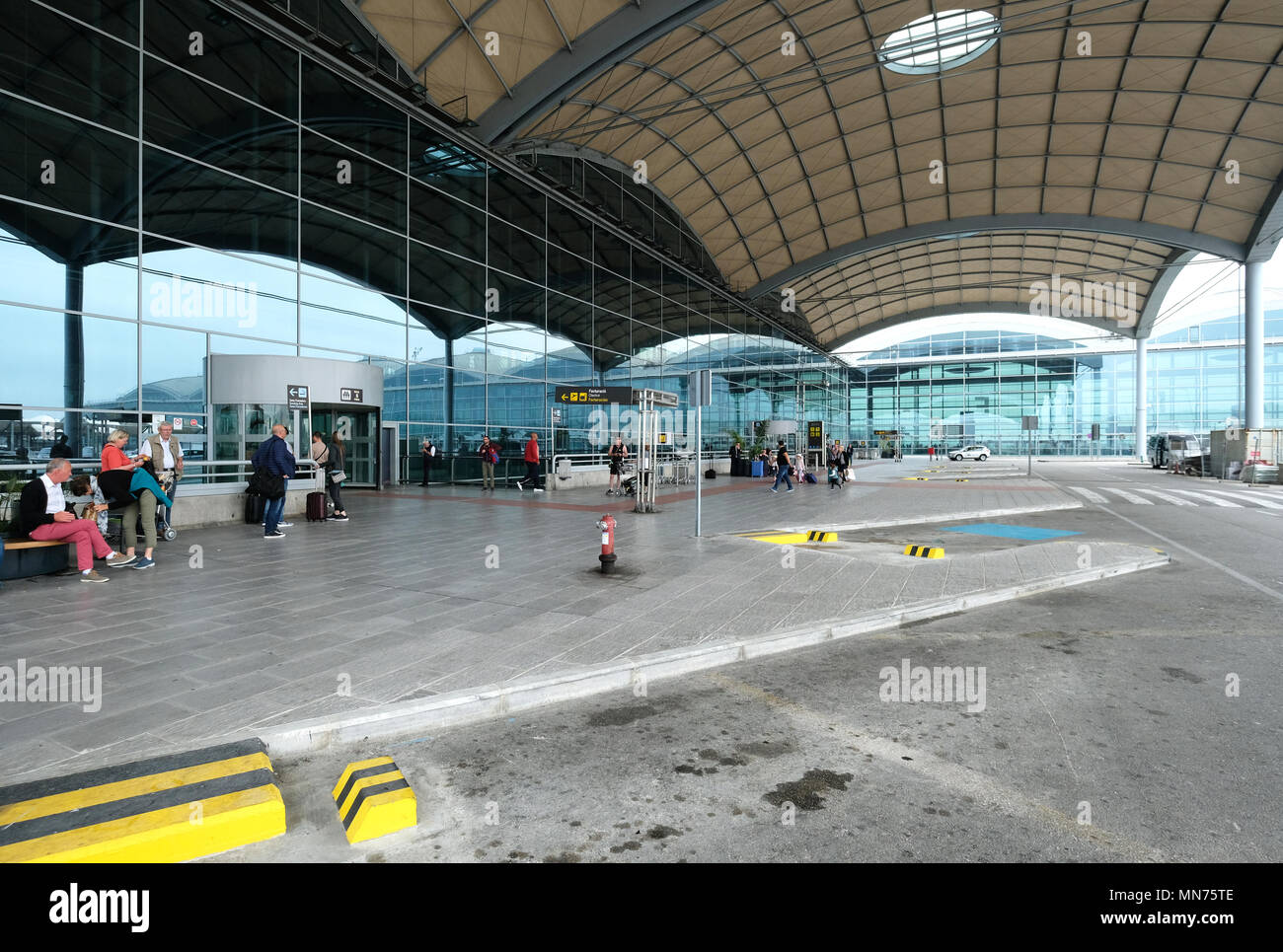 Alicante, Espagne- 28 avril 2018 : les gens à l'Aéroport International d'Alicante, également connu sous le nom de Alicante-Elche aéroport, est actuellement le cinquième plus grand ai Banque D'Images