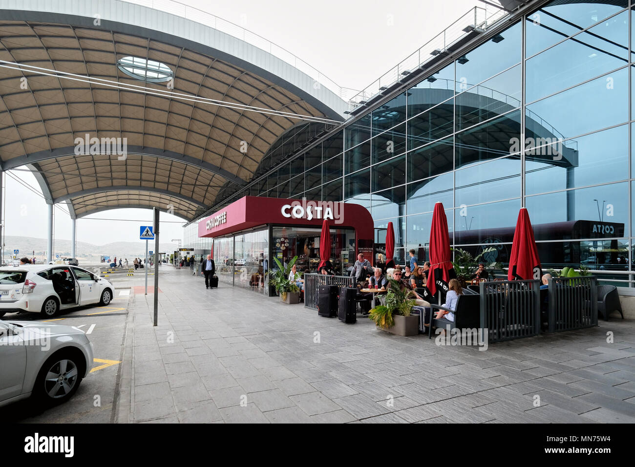 Alicante, Espagne- 28 avril 2018 : les gens à l'Aéroport International d'Alicante, également connu sous le nom de Alicante-Elche aéroport, est actuellement le cinquième plus grand ai Banque D'Images