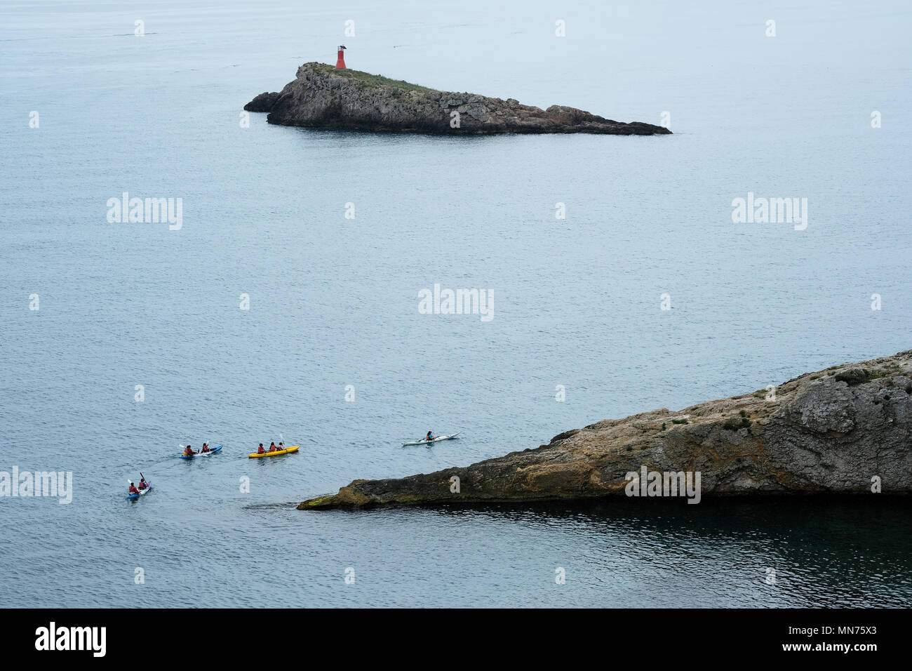 Les kayakistes explorer les eaux de la Méditerranée. L'île d'Ibiza. Îles Baléares. Espagne Banque D'Images