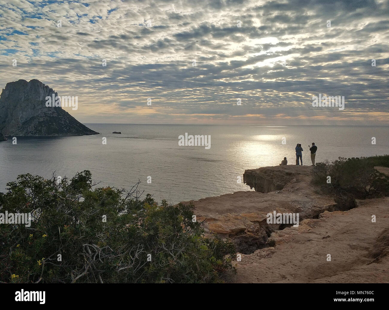 Vue pittoresque sur l'île mystérieuse de Es Vedra au coucher du soleil. L'île d'Ibiza, Baléares. Espagne Banque D'Images