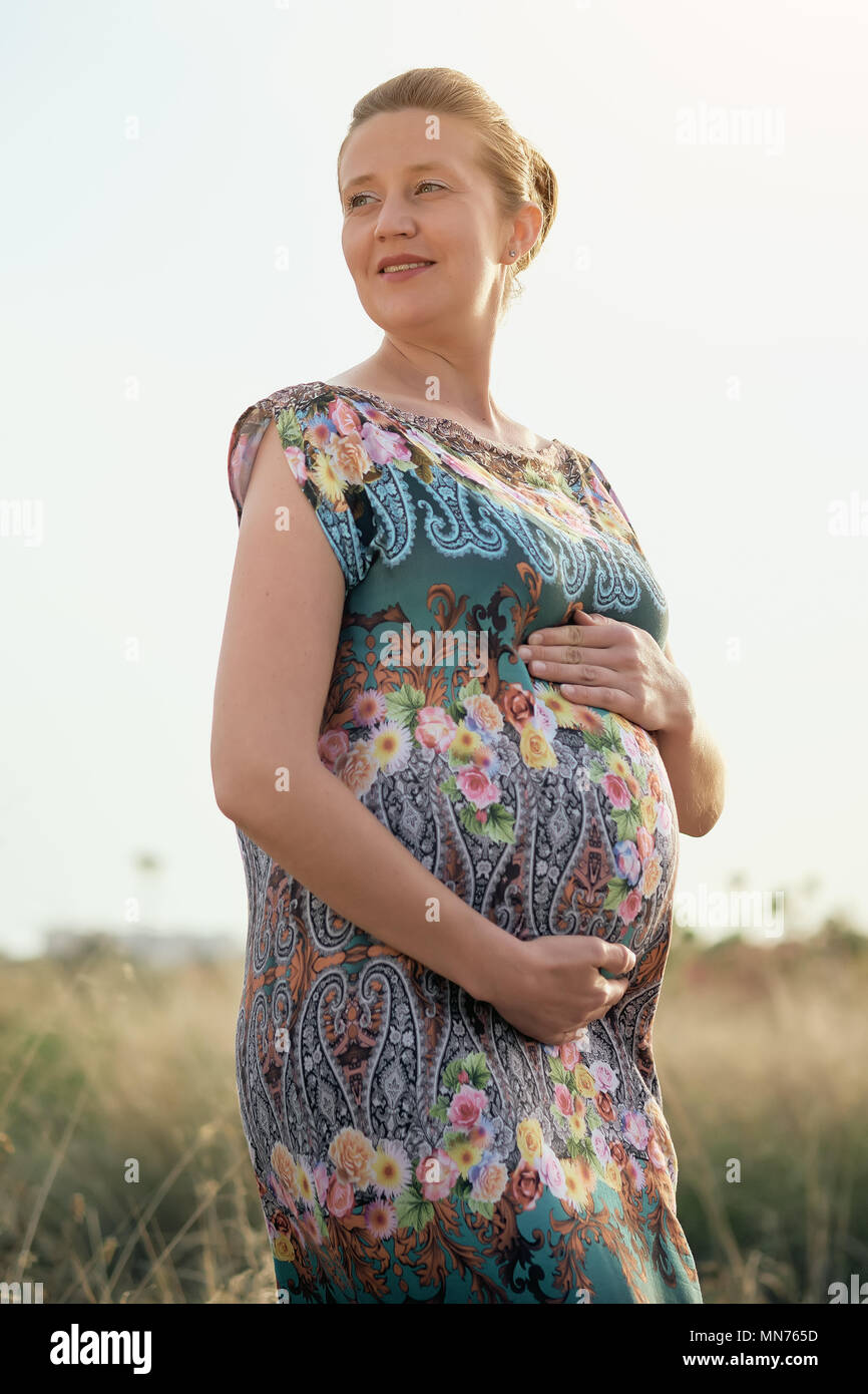 Jolie femme enceinte à l'extérieur Banque D'Images