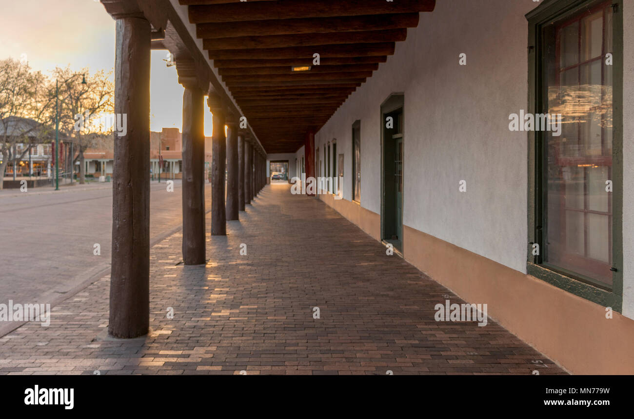 Palais des Gouverneurs, Santa Fe, capitale de l'État du Nouveau Mexique, coucher de soleil sur un soir de printemps. Adobe structure historique espagnol et siège du gouvernement. Banque D'Images Palais des Gouverneurs, Santa Fe, capitale de l'État du Nouveau Mexique, coucher de soleil sur un soir de printemps. Adobe structure historique espagnol et siège du gouvernement. Banque D'Images