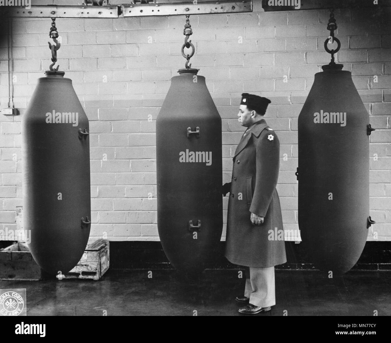 Trois bombes 2 000 livres en attente de transport de l'usine, Ravenna, Ohio, USA, Office de la guerre de l'information, Mars 1943 Banque D'Images