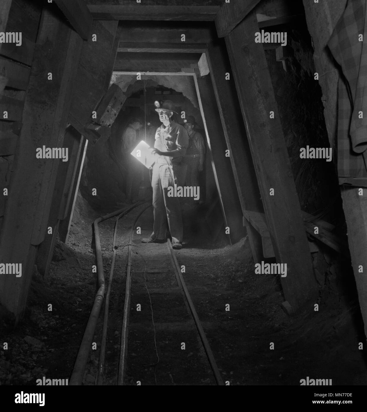 Inspecter le nouveau travailleur colombages dans l'exploitation minière Tunnel, Quicksilver Mining Company, New Idria, California, USA, Andreas Feininger pour Office of War Information, décembre 1942 Banque D'Images