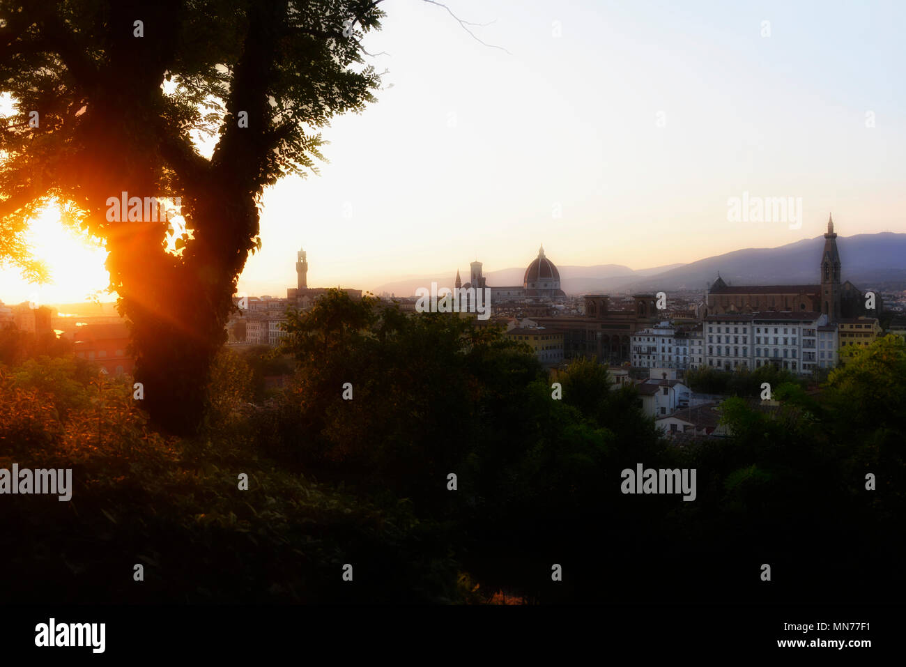 Toits de Florence, comme vu au coucher du soleil avec des rayons de soleil de la Piazzale Michelangelo avec la cathédrale au centre, Florence, Italie Banque D'Images