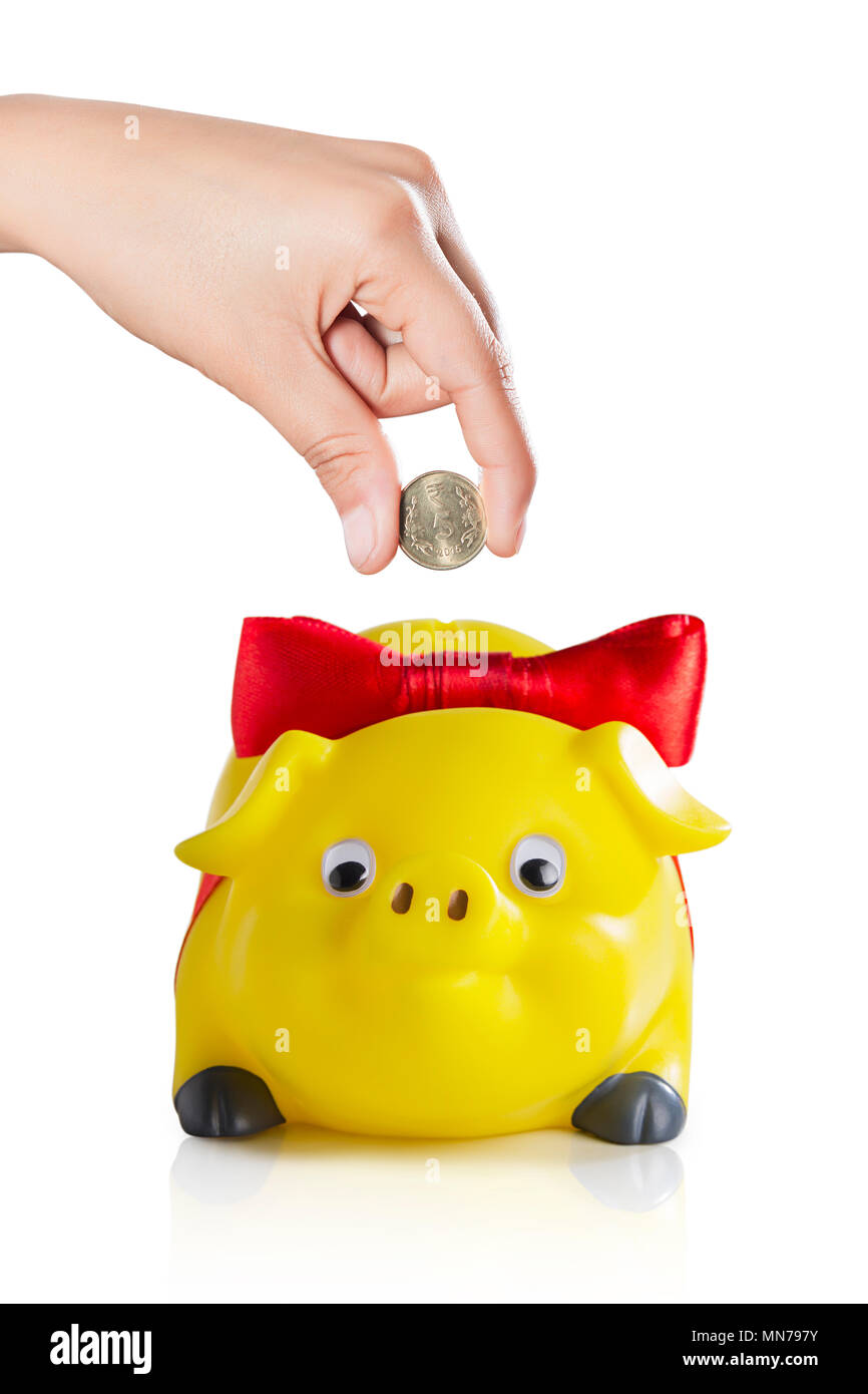 1 Woman Inserting Coin In Piggybank Économiser de l'argent-Concept Banque D'Images