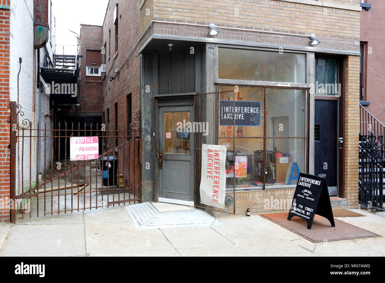 Archives d'interférences, 314 7th St, Brooklyn, New York. vitrine extérieure d'une activiste history museum de gowanus. Banque D'Images