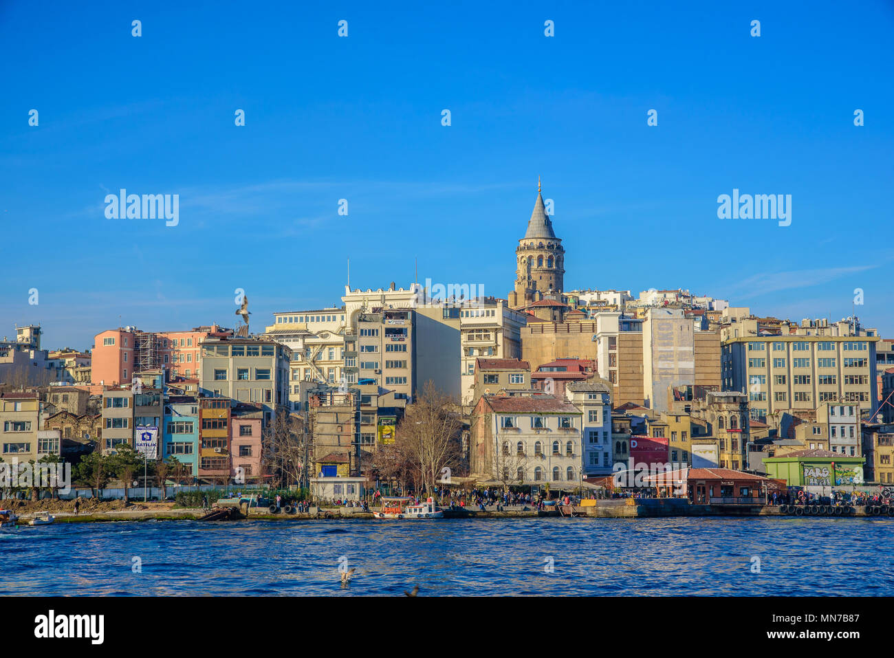 ISTANBUL, TURQUIE - 5 mars, 2017:la tour de Galata, pont de Galata, le quartier de Karakoy et corne d'or dans la lumière du matin, Istanbul, Turquie Banque D'Images
