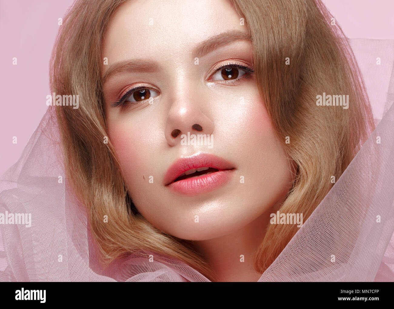 Belle fille avec la lumière maquillage en vêtements rose. Beauté Visage.  Ongles Design Photo Stock - Alamy