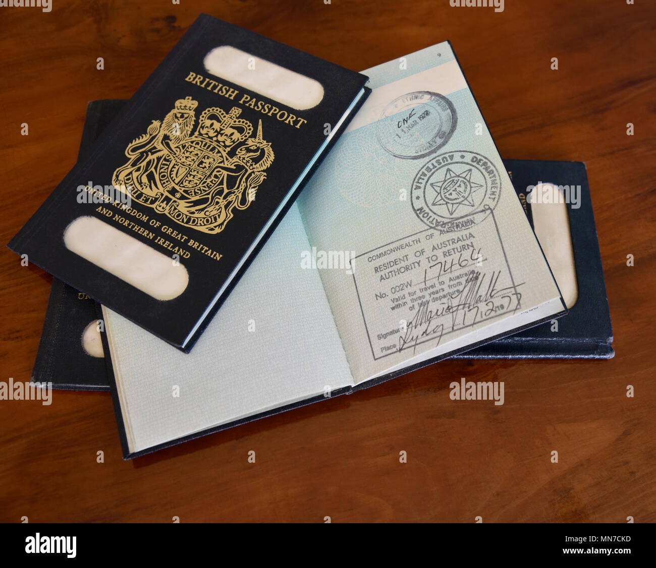 Résident de l'Australie, l'autorisation de retourner en timbres passeport britannique, reposant sur l'ancien passeport bleu britannique Banque D'Images
