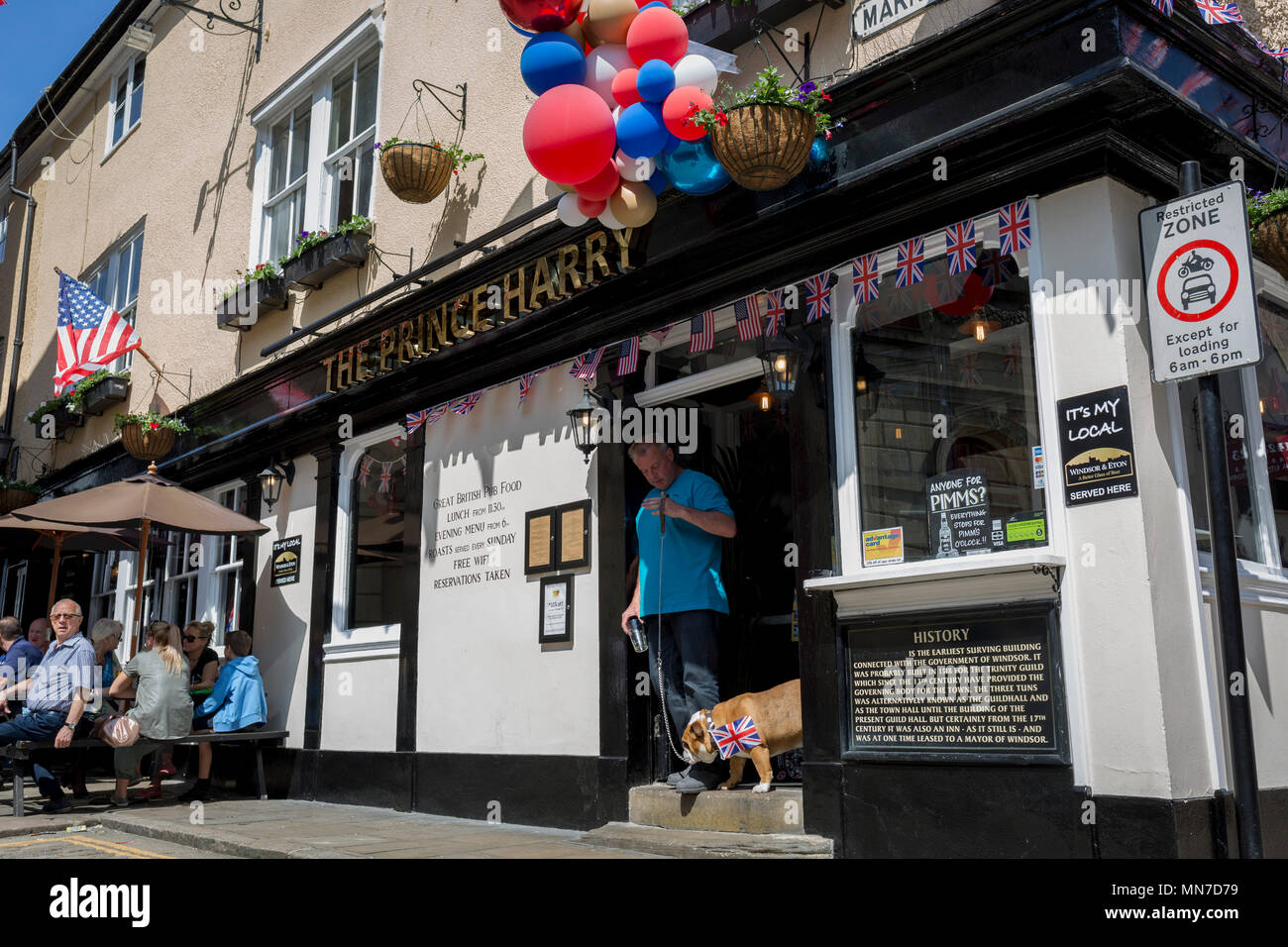 Un British Bulldog avec des drapeaux et des ballons à l'extérieur du prince Harry pub dans la vieille ville de Windsor comme il se prépare pour le mariage royal entre le Prince Harry et sa fiancée américaine Meghan Markle, le 14 mai 2018, à Londres, en Angleterre. Banque D'Images