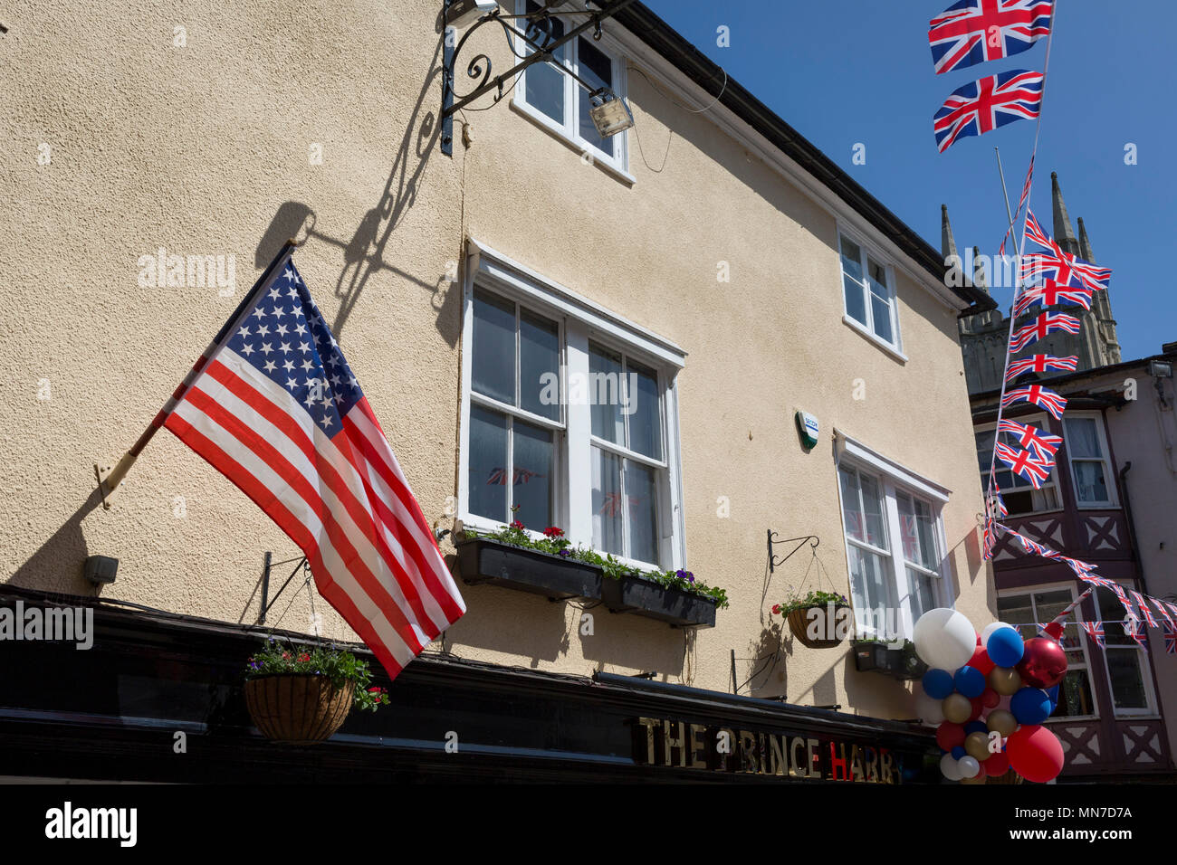 Drapeaux américains et britanniques et des ballons à l'extérieur du prince Harry pub dans la vieille ville de Windsor comme il se prépare pour le mariage royal entre le Prince Harry et sa fiancée américaine Meghan Markle, le 14 mai 2018, à Londres, en Angleterre. Banque D'Images