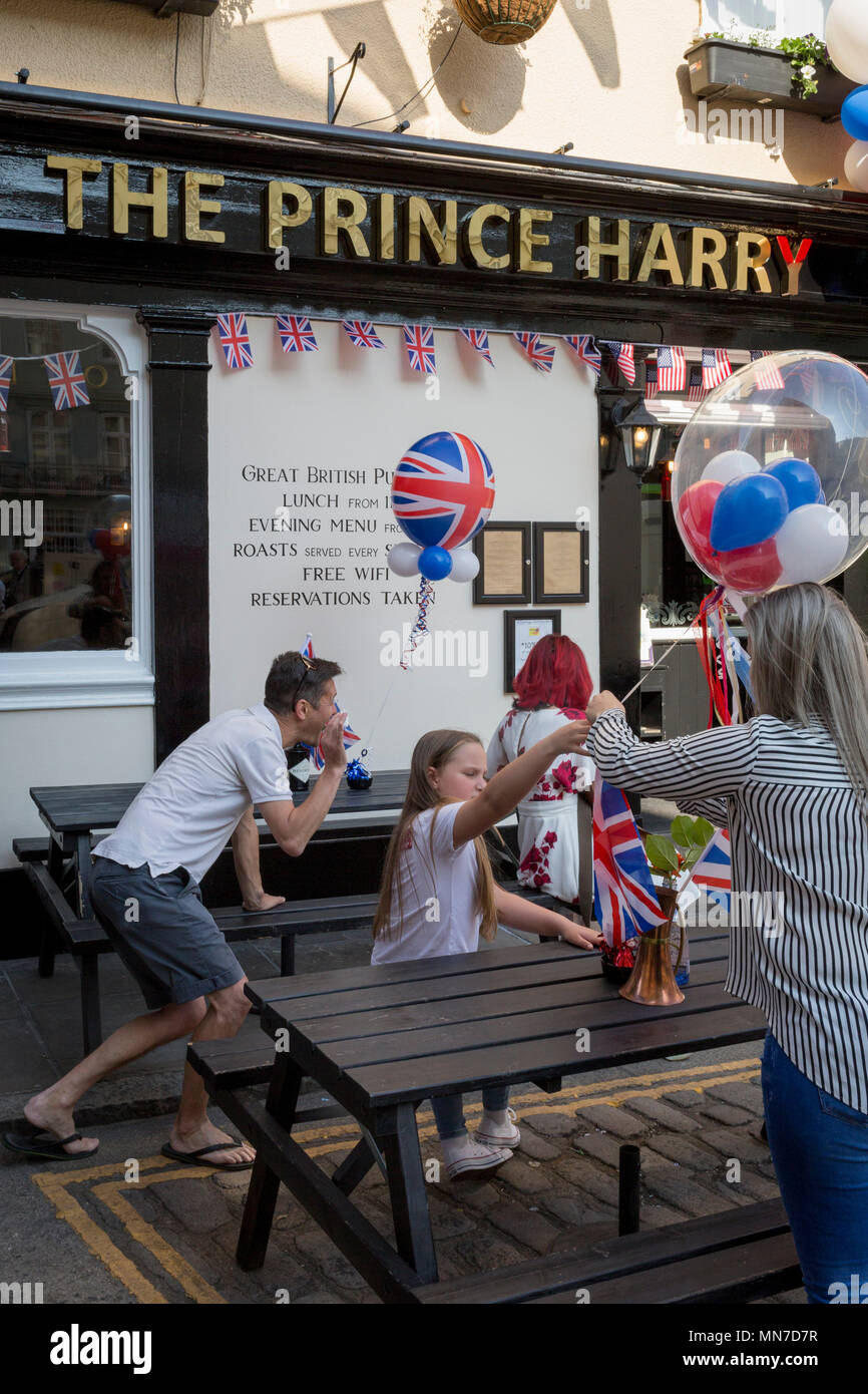 Drapeaux et ballons à l'extérieur du prince Harry pub dans la vieille ville de Windsor comme il se prépare pour le mariage royal entre le Prince Harry et sa fiancée américaine Meghan Markle, le 14 mai 2018, à Londres, en Angleterre. Banque D'Images