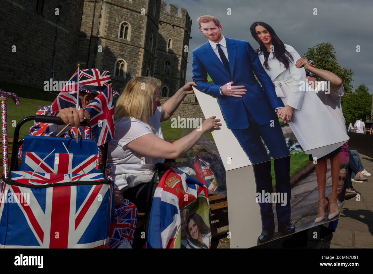 L'extérieur bancs royalistes occupent le château de Windsor avec une passagers du prince Harry et Meghan Markle comme la ville royale se prépare pour le mariage royal entre Harry et son fiancé américain, le 14 mai 2018, à Londres, en Angleterre. Banque D'Images