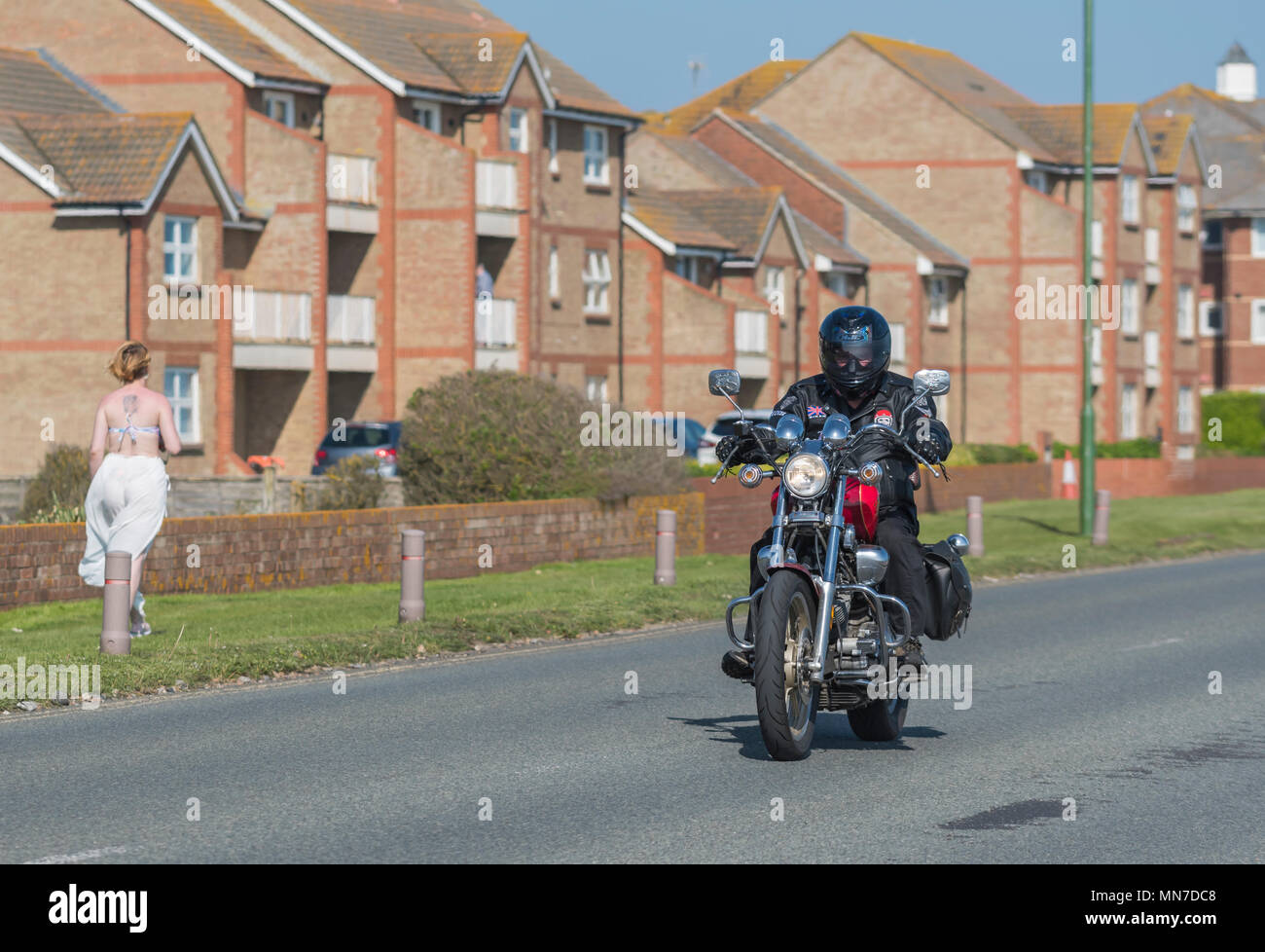 Man riding une moto sur une route tranquille et résidentielle, au  Royaume-Uni Photo Stock - Alamy