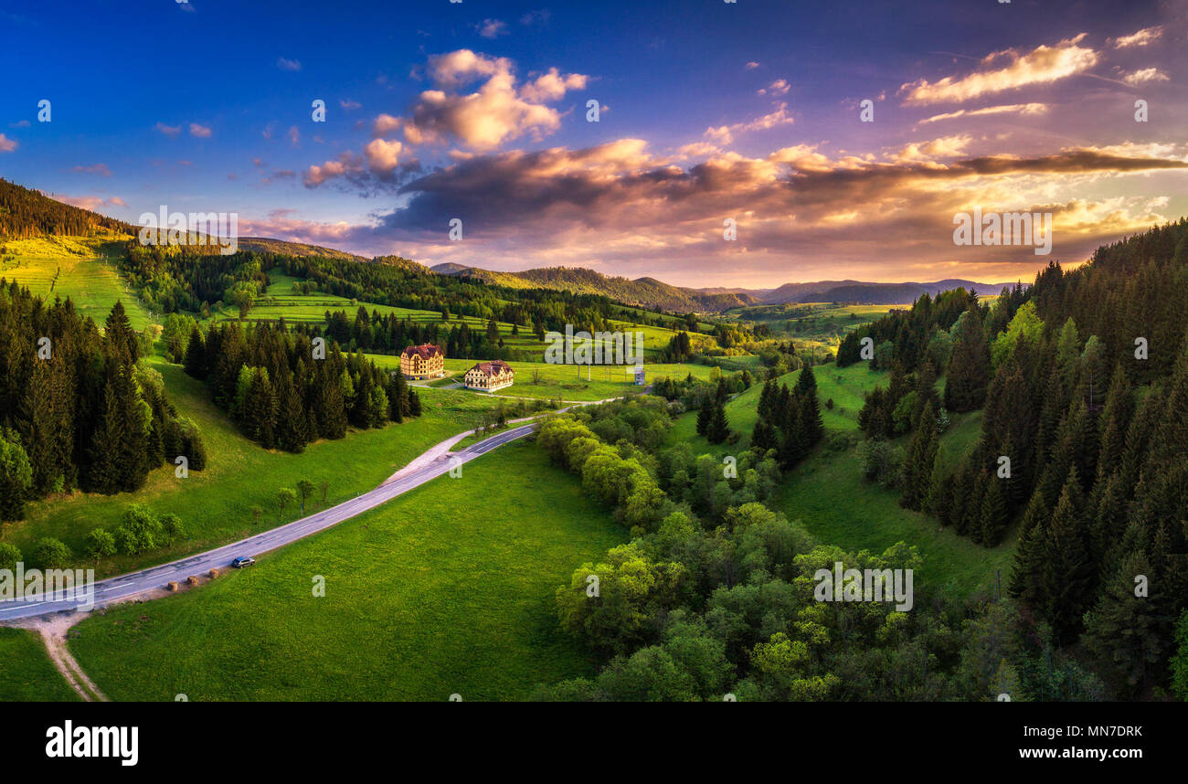 Paysage du village de Telgart en Slovaquie au coucher du soleil Banque D'Images